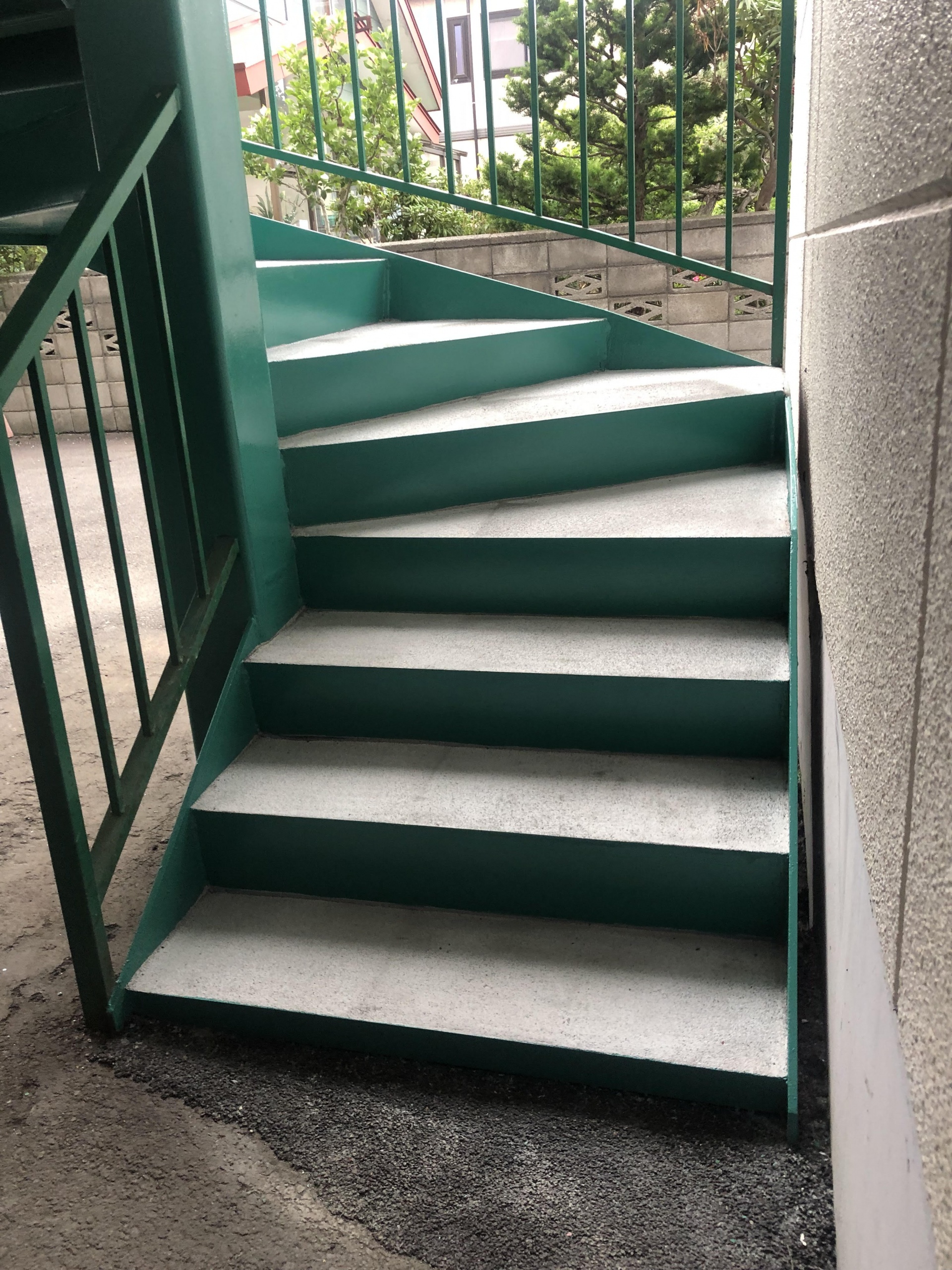 手稲区曙のマンション鉄骨階段修理＋入口の鉄骨門の撤去をいたしました