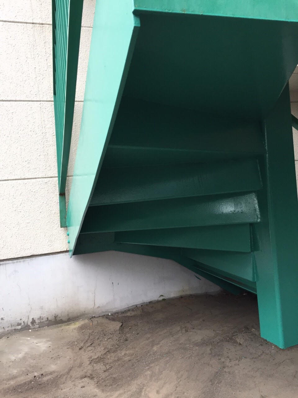 手稲区曙のマンション鉄骨階段修理＋入口の鉄骨門の撤去をいたしました