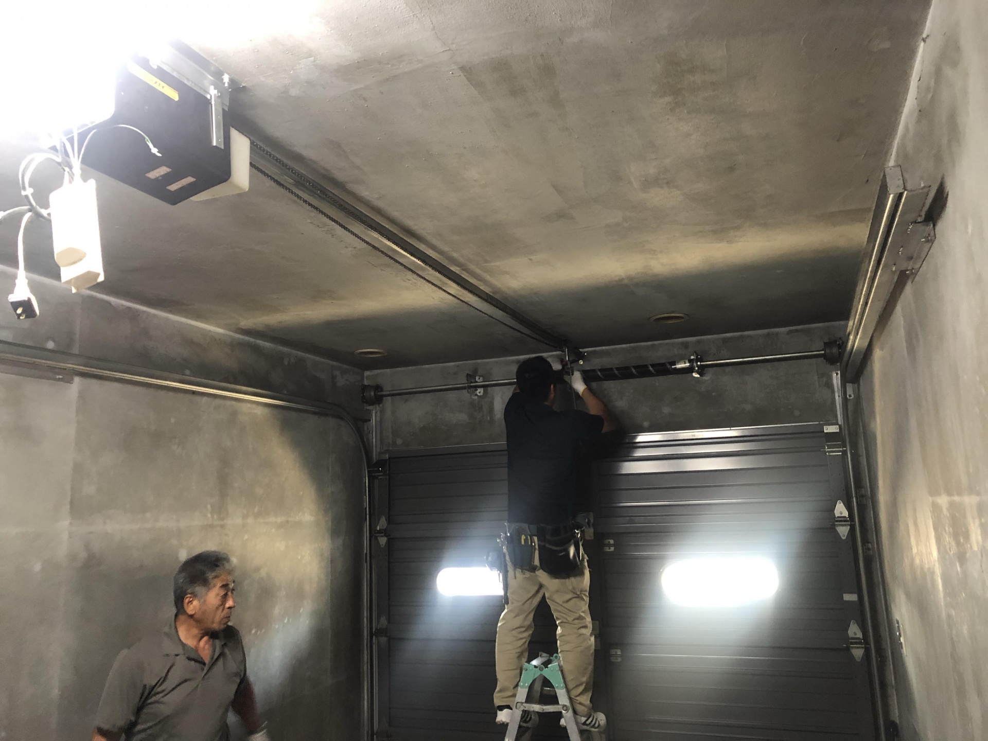 札幌市清田区O様 輸入ガレージドア工事(シャッタートロリー&モーター交換)