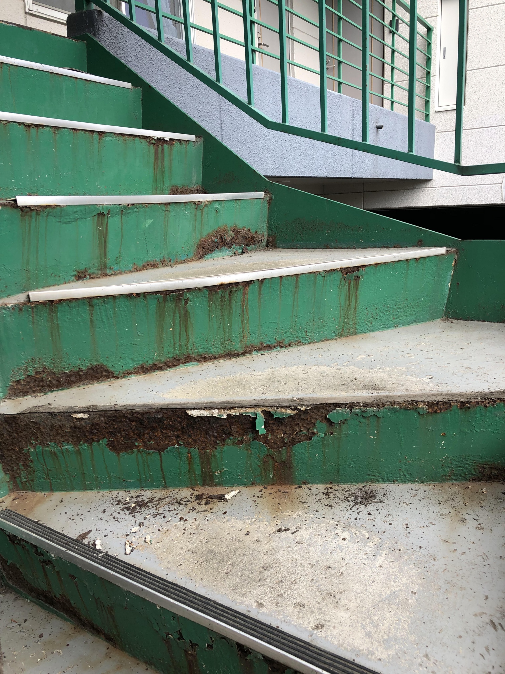 手稲区曙のマンション鉄骨階段修理＋入口の鉄骨門の撤去をいたしました