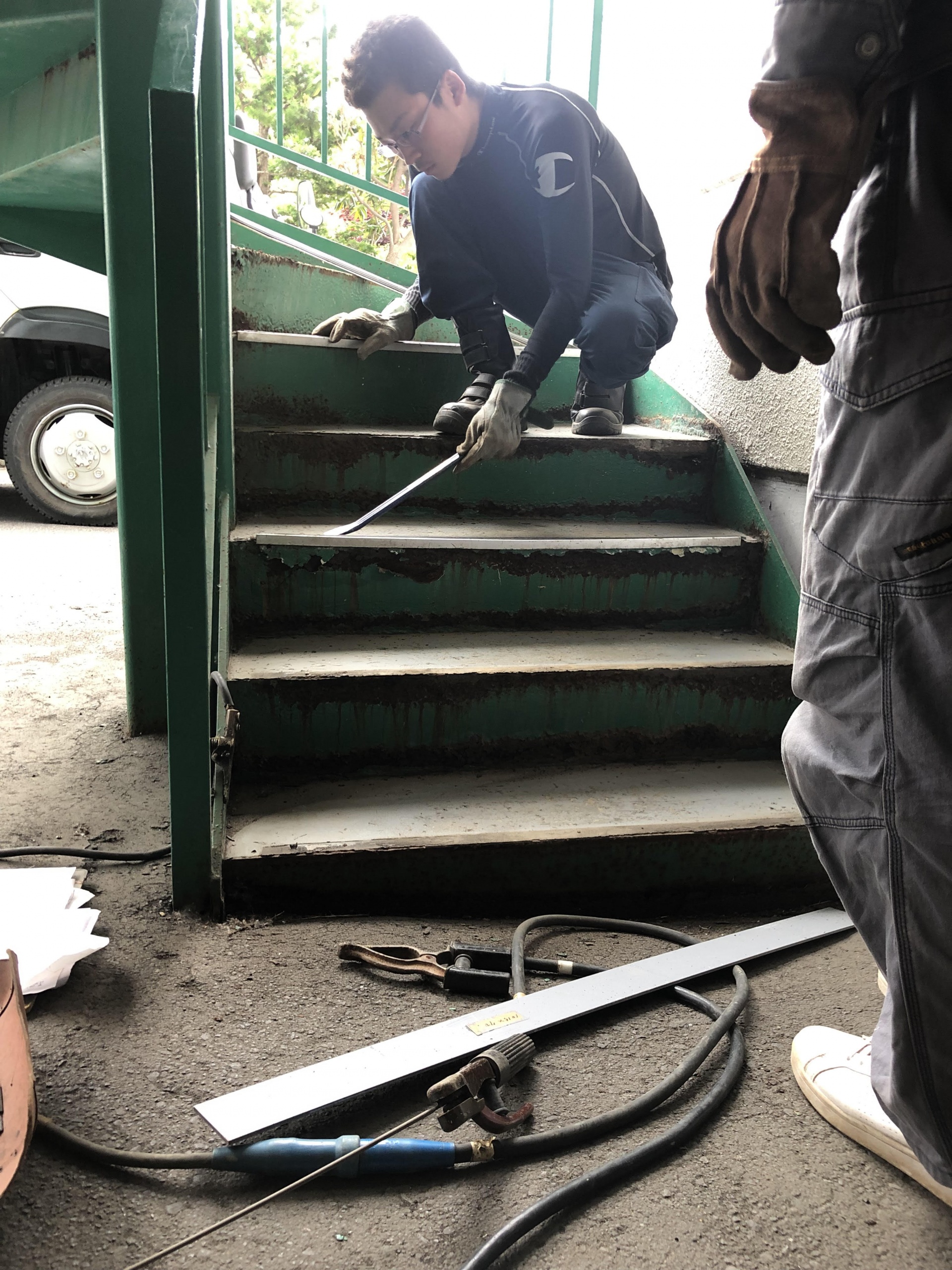 手稲区曙のマンション鉄骨階段修理＋入口の鉄骨門の撤去をいたしました