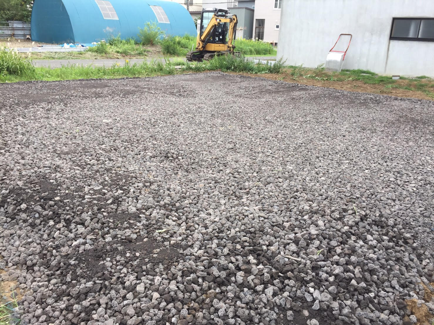 石狩市I様邸の路盤整地工事(ボサ取り、砂利慣らし、天圧)