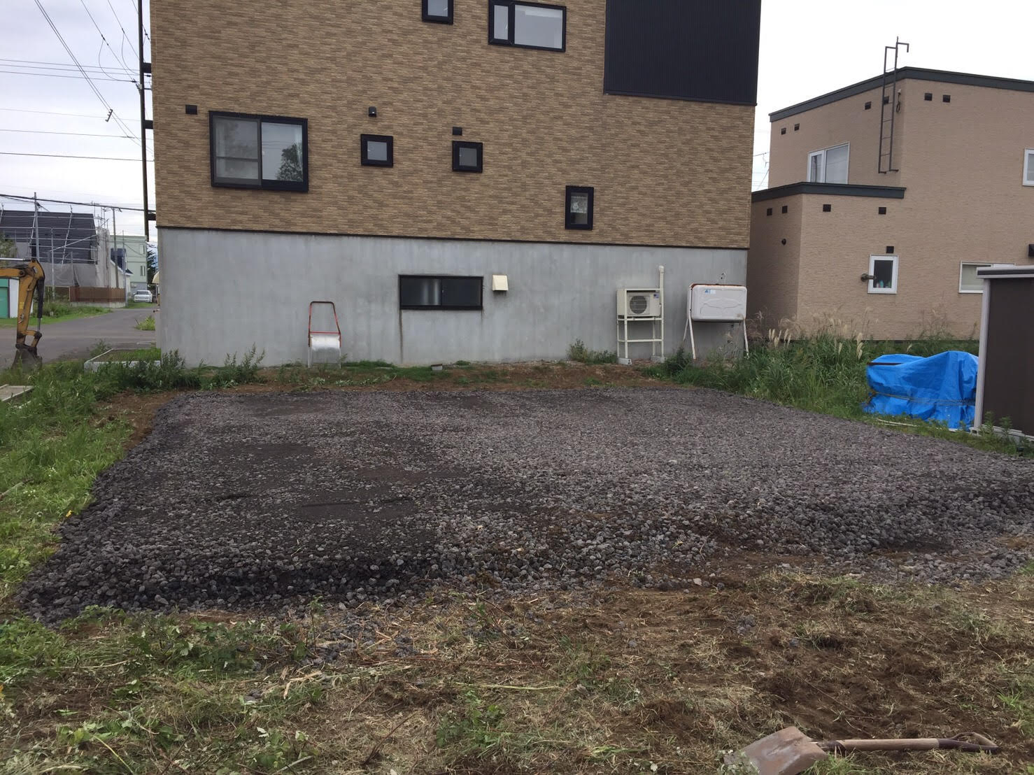 石狩市I様邸の路盤整地工事(ボサ取り、砂利慣らし、天圧)