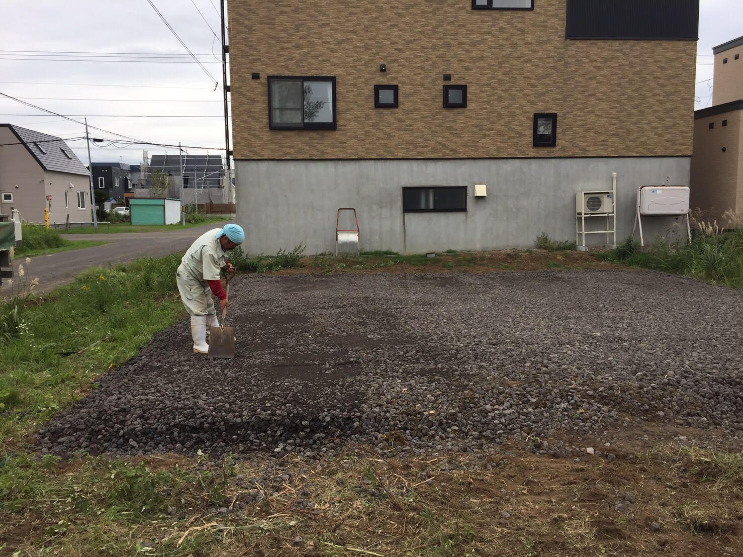 石狩市I様邸の路盤整地工事(ボサ取り、砂利慣らし、天圧)