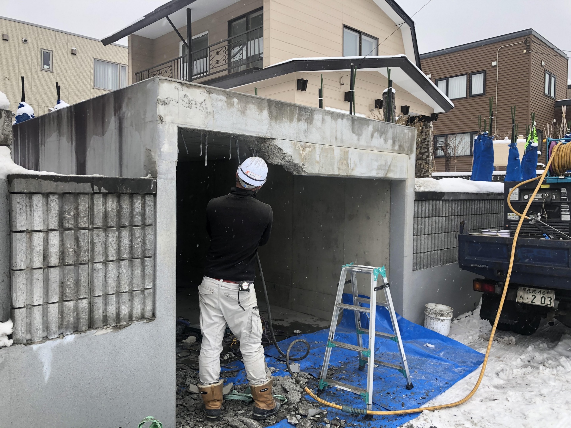 札幌市厚別区でガレージかさ上げ工事(ハツリ工事＋シャッター交換)