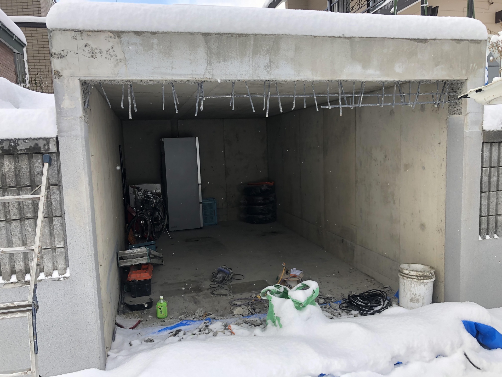 札幌市厚別区でガレージかさ上げ工事(ハツリ工事＋シャッター交換)