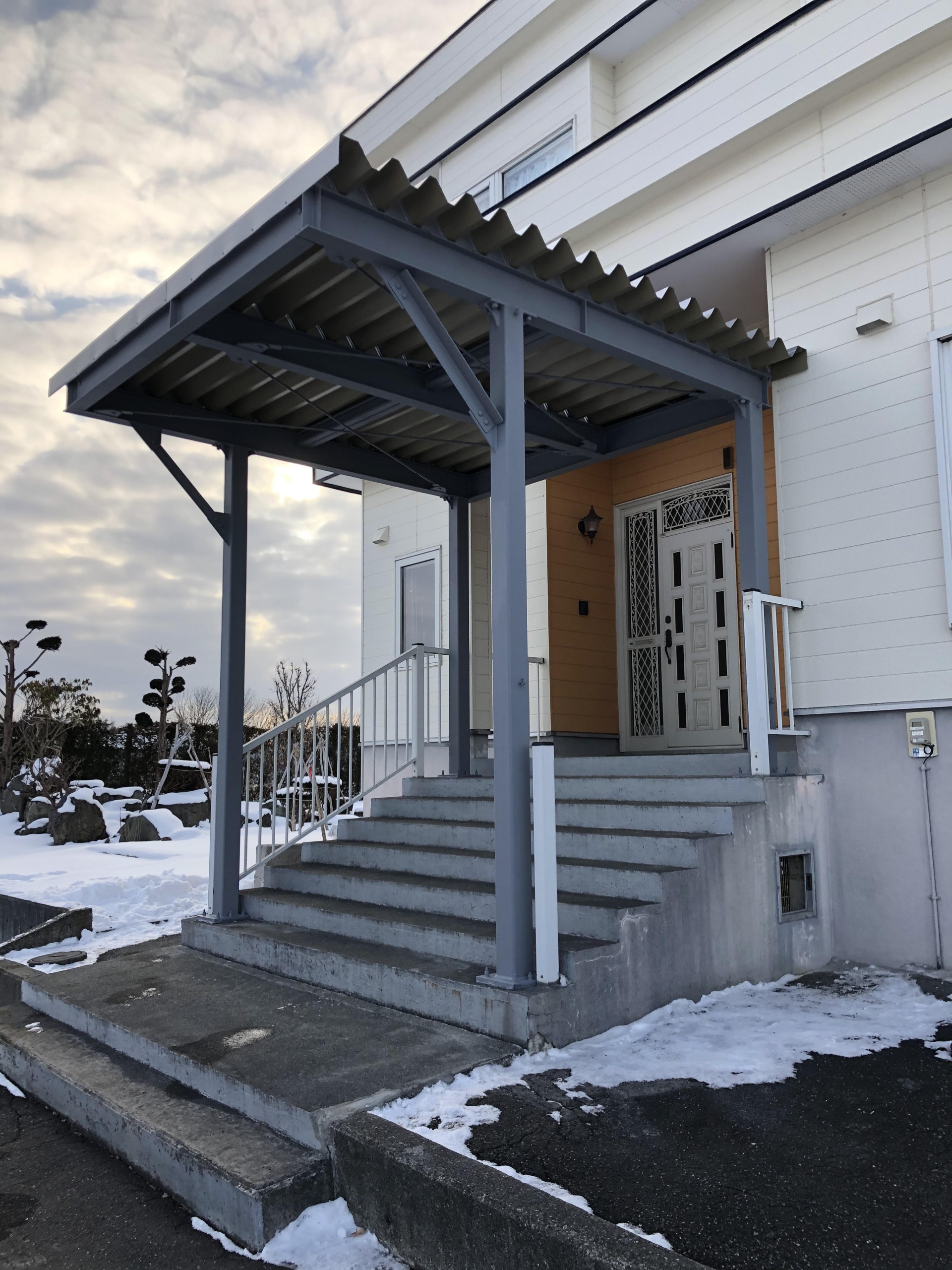 北広島市k様階段前に頑丈な屋根が欲しい工事