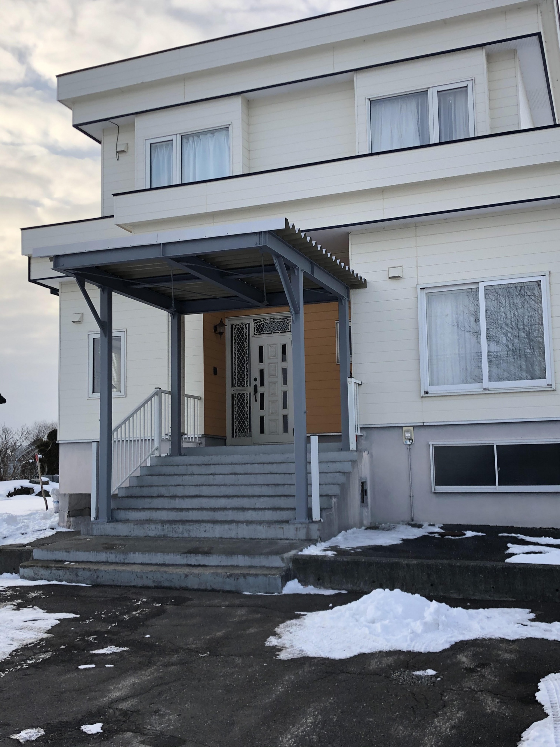 北広島市k様階段前に頑丈な屋根が欲しい工事