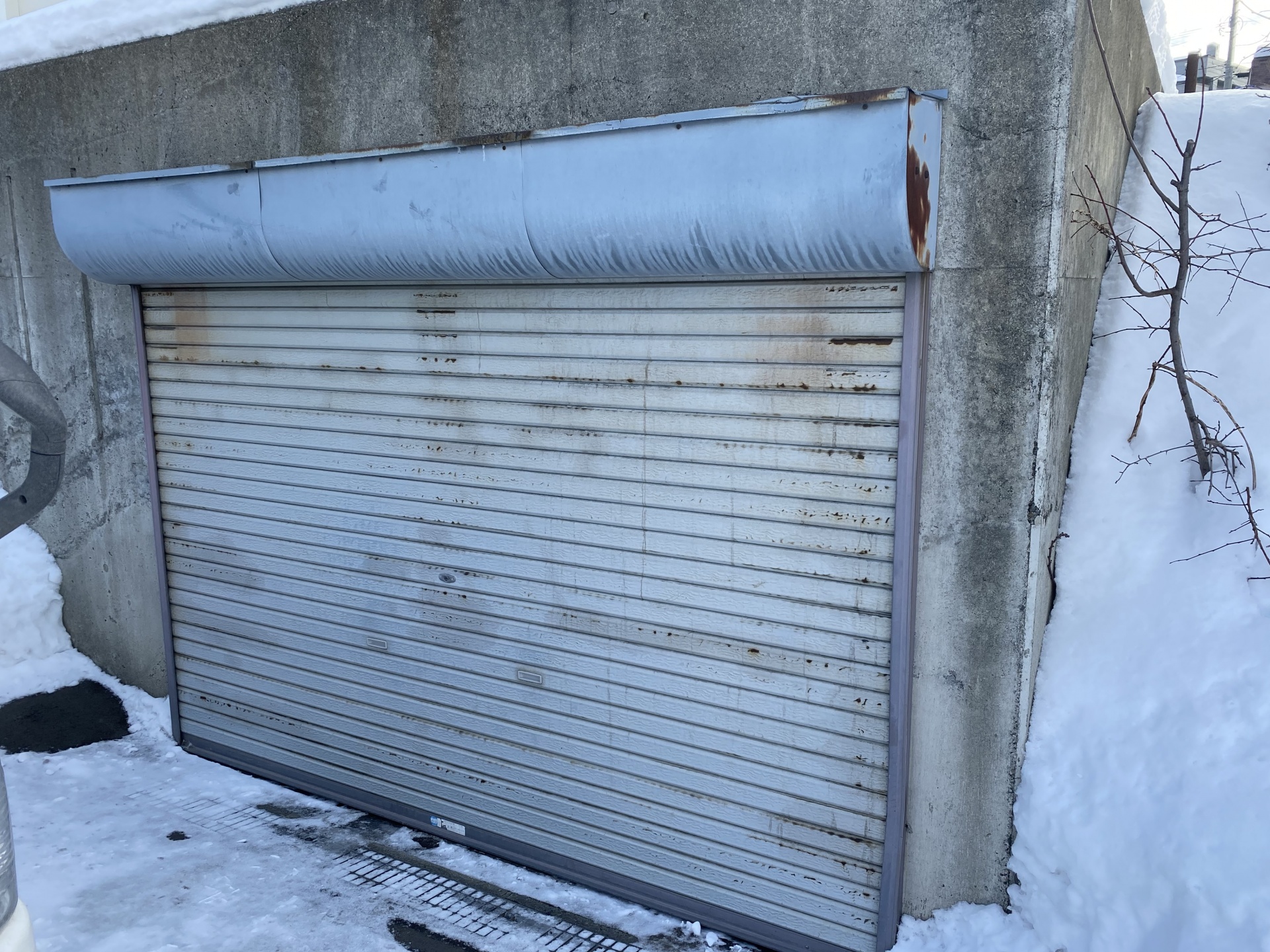 札幌市清田区で手動シャッター交換工事です