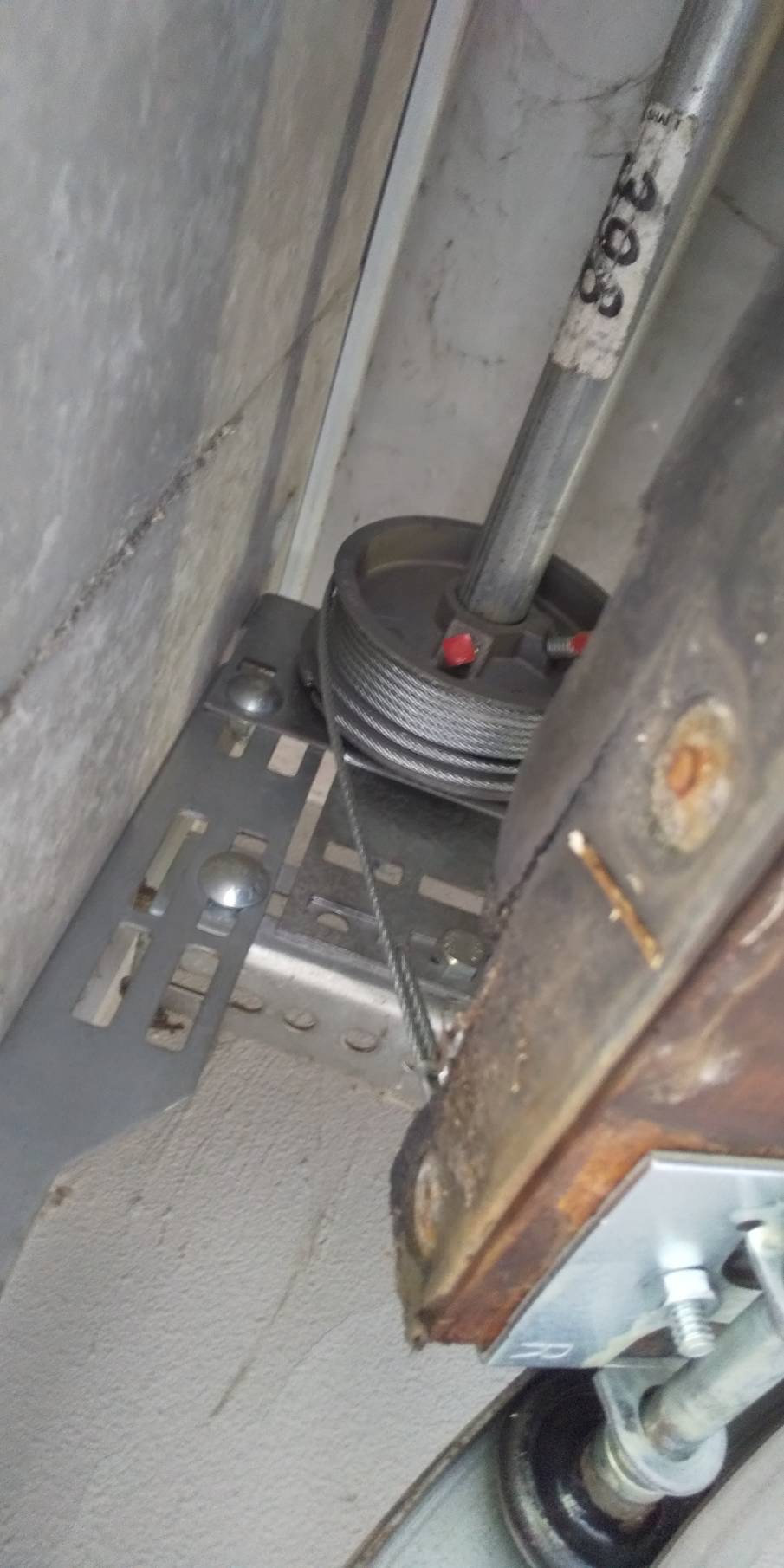 札幌市豊平区　輸入ガレージシャッター　バネ、ワイヤー交換